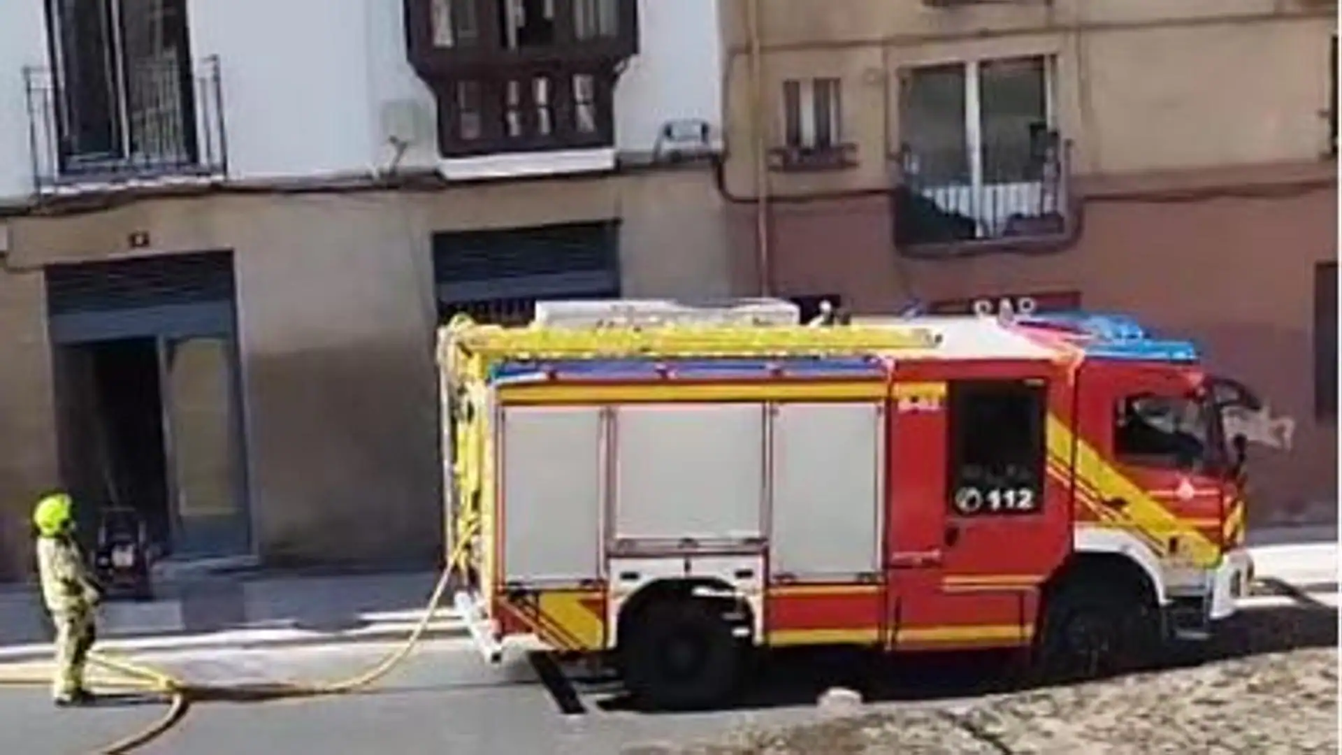 Un incendio afecta a un inmueble de avenida de Viana