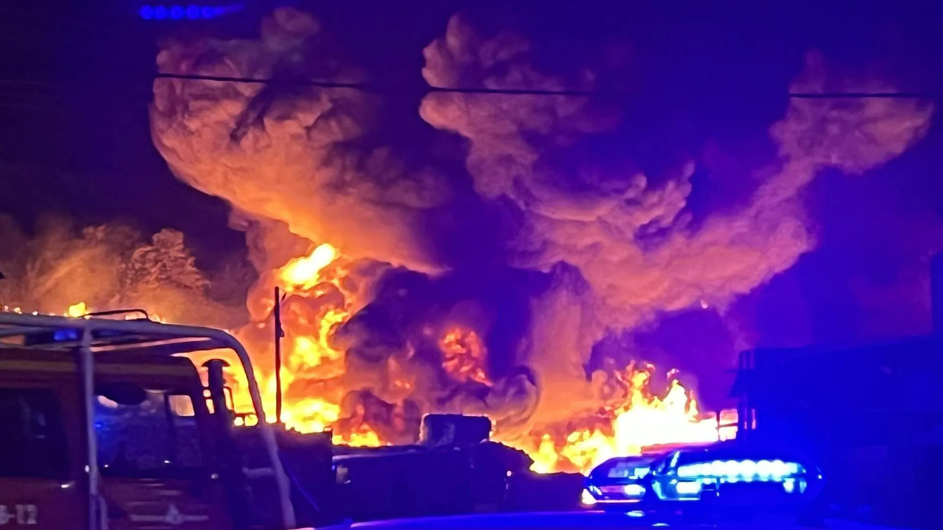 El incendio en una fábrica de gestión de residuos afecta al monte Cantabria