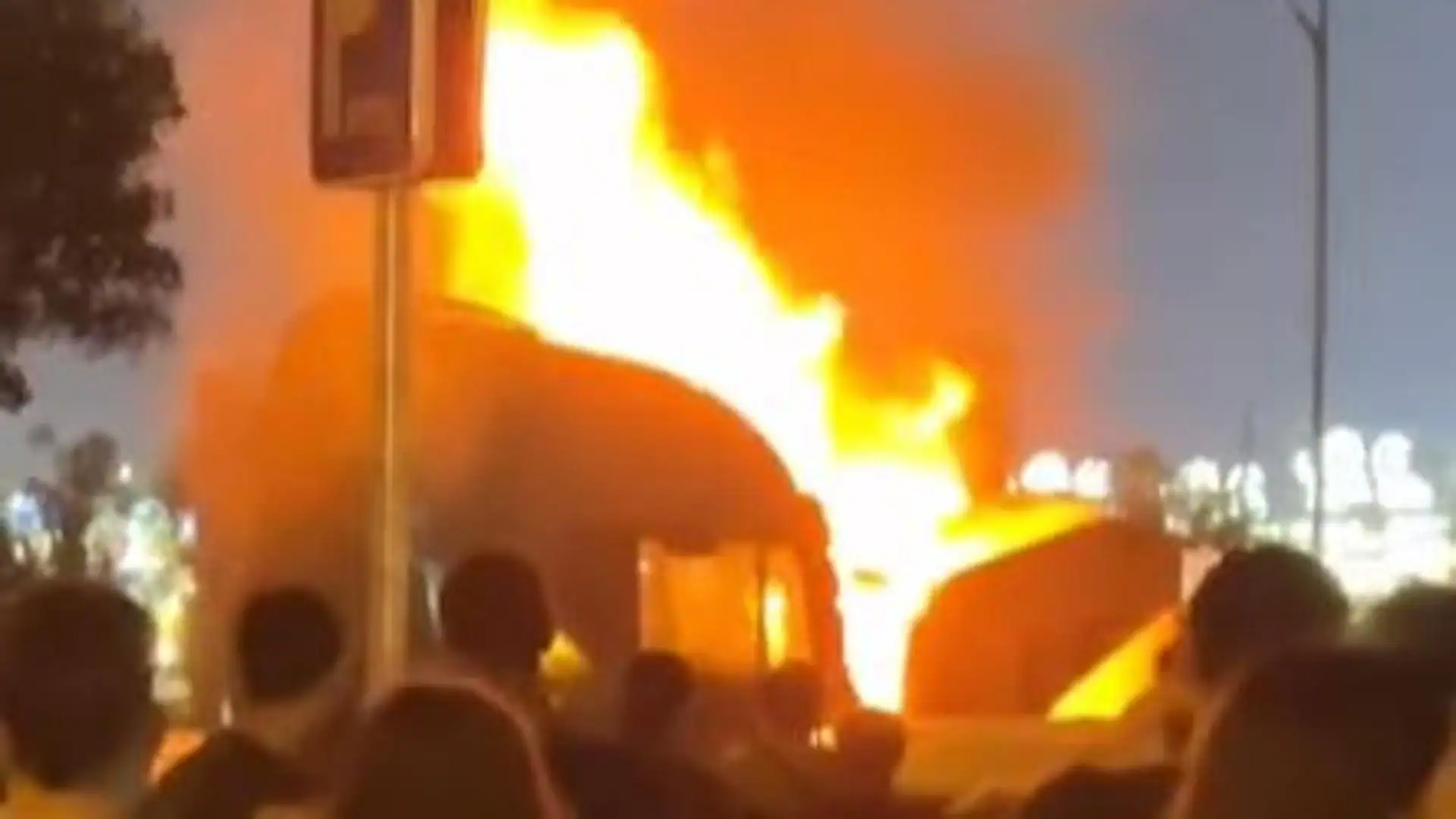 Arde un camión junto a la zona de la juventud de la Feria de Málaga