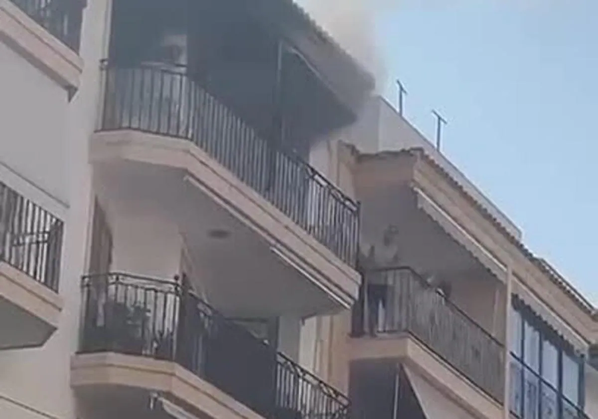 incendio atrapa mujer xàbia | Un incendio atrapa a una mujer en un cuarto piso en Xàbia
