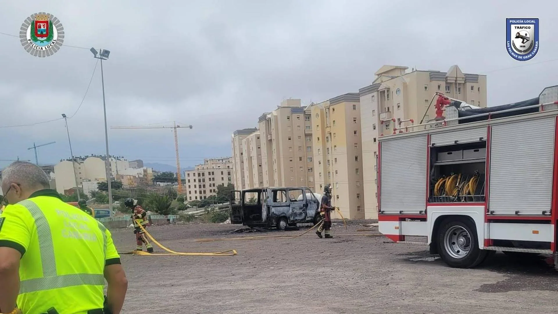 Incendio en un solar de La Feria consume una furgoneta en llamas