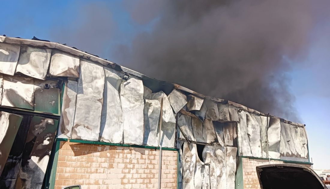 Arde una nave en Zamora: totalmente calcinada con numerosos daños materiales