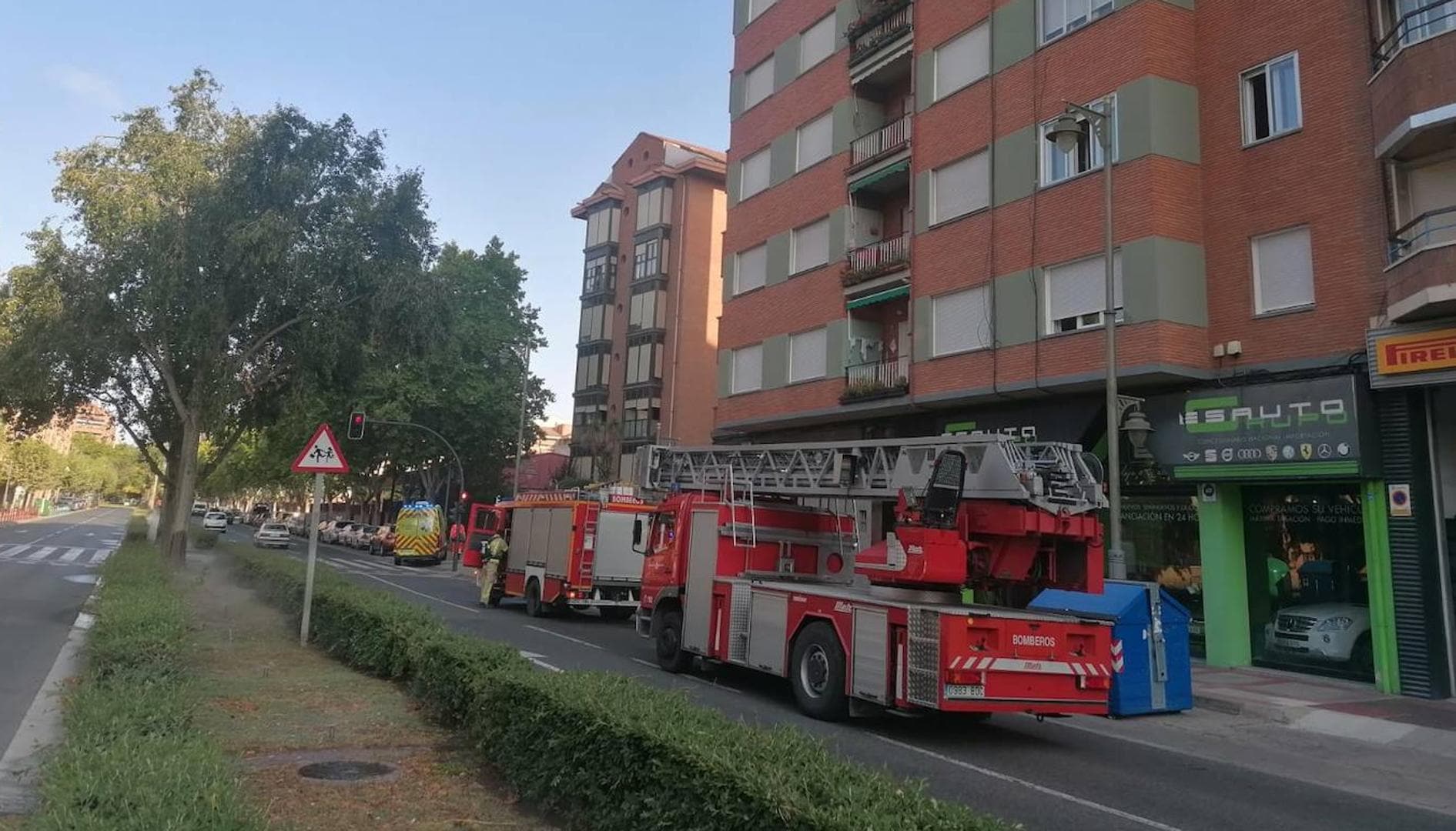 Una mujer atendida tras el incendio de una campana en Duques de Nájera