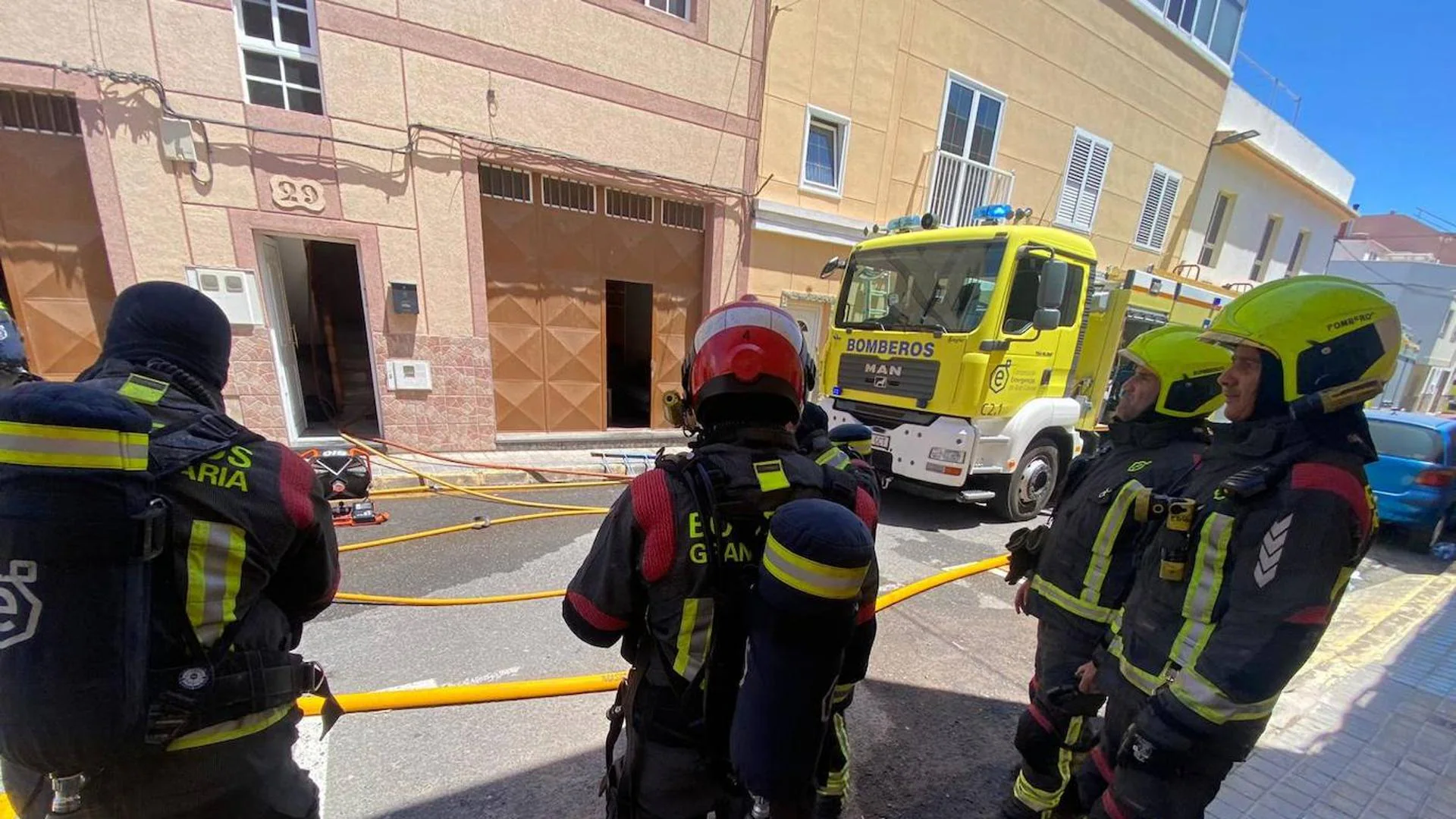 Incendio en una vivienda de Ingenio: Rescatan a una persona y salvan a varios animales