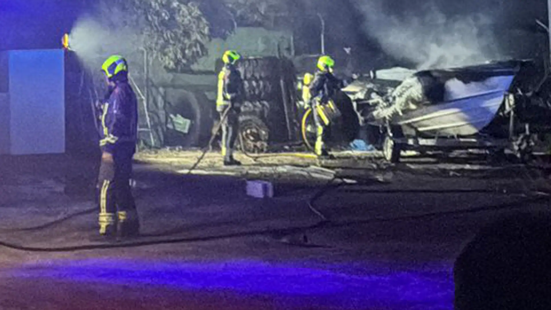 Incendio en varadero de playa de El Playazo en Nerja afecta a dos embarcaciones