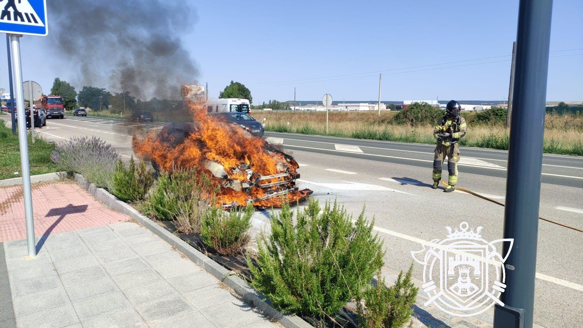 Arde un coche en la N-120 en Castañares