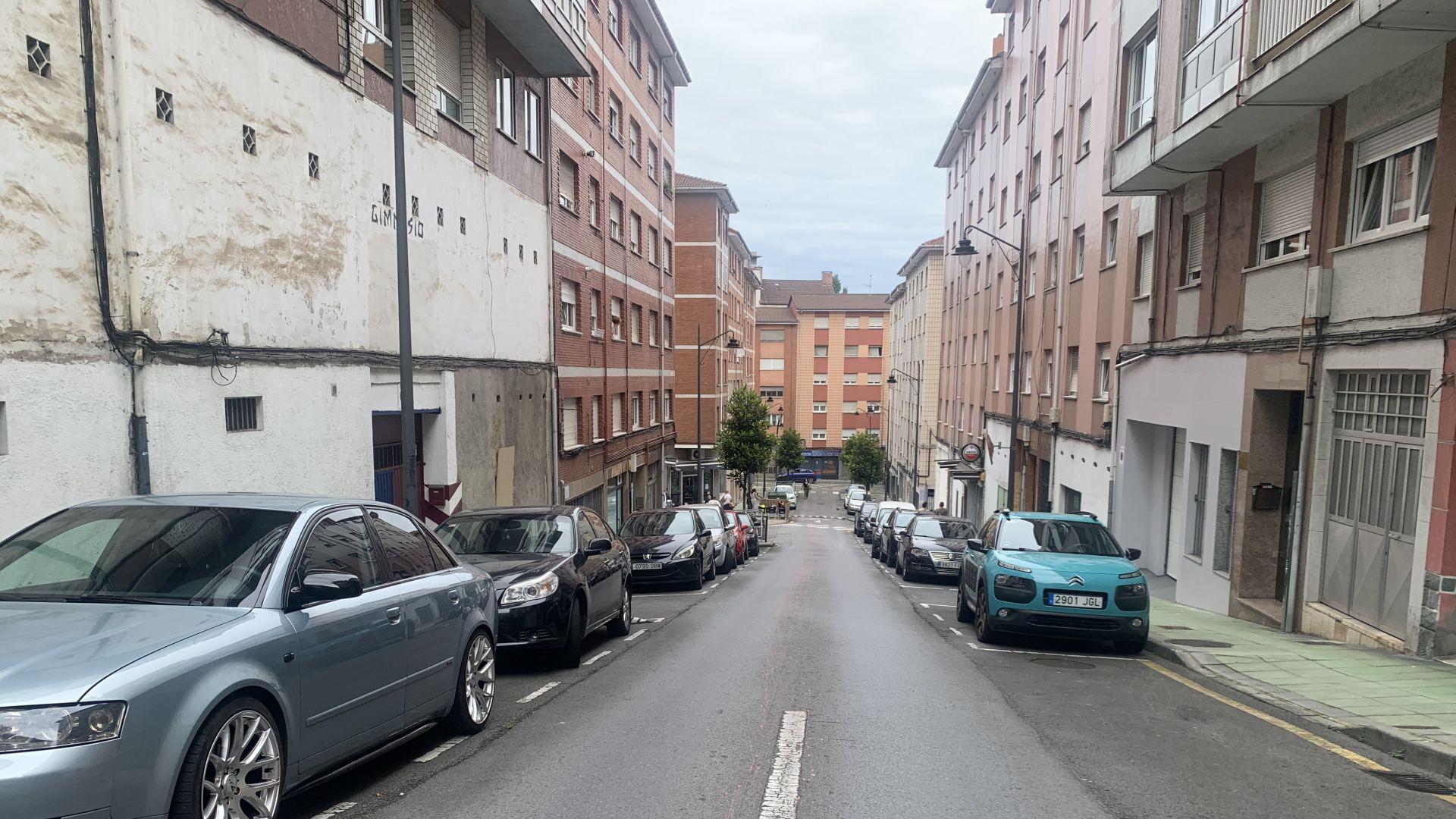 Salta por encima de los coches y se desnuda en plena calle hasta ser detenido en Corvera