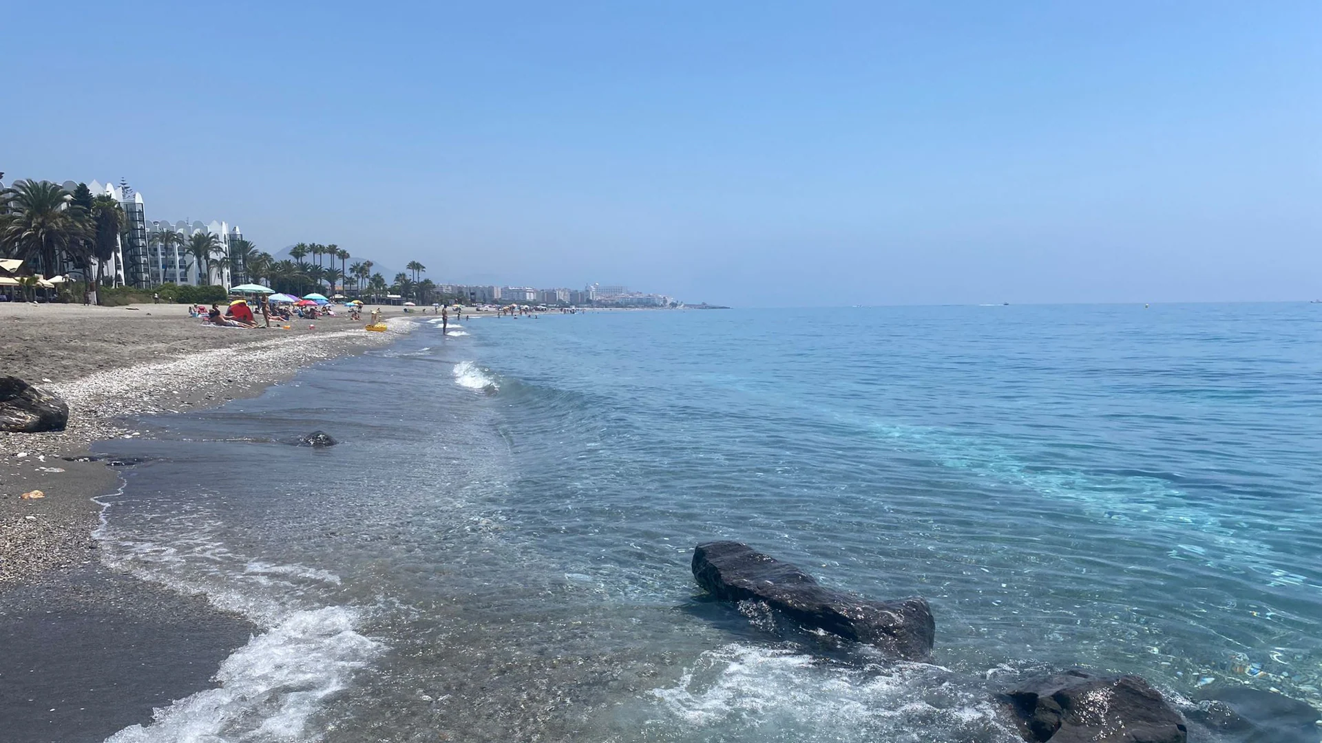 Interceptada una patera con cinco inmigrantes magrebíes en la playa de El Playazo, en Nerja