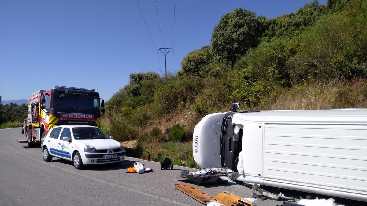 Intervención de los bomberos en rescate de accidente de tráfico en la carretera LE-715