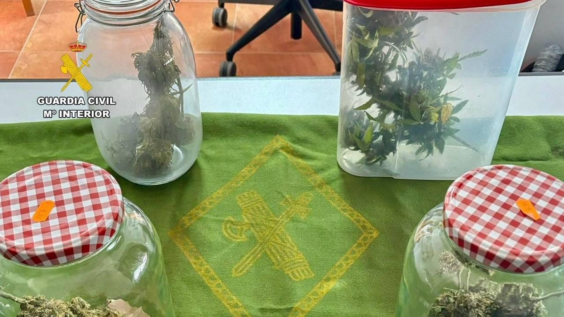 Investigado por encontrar en su coche cerca de 150 gramos de marihuana y 4,30 de resina de hachís