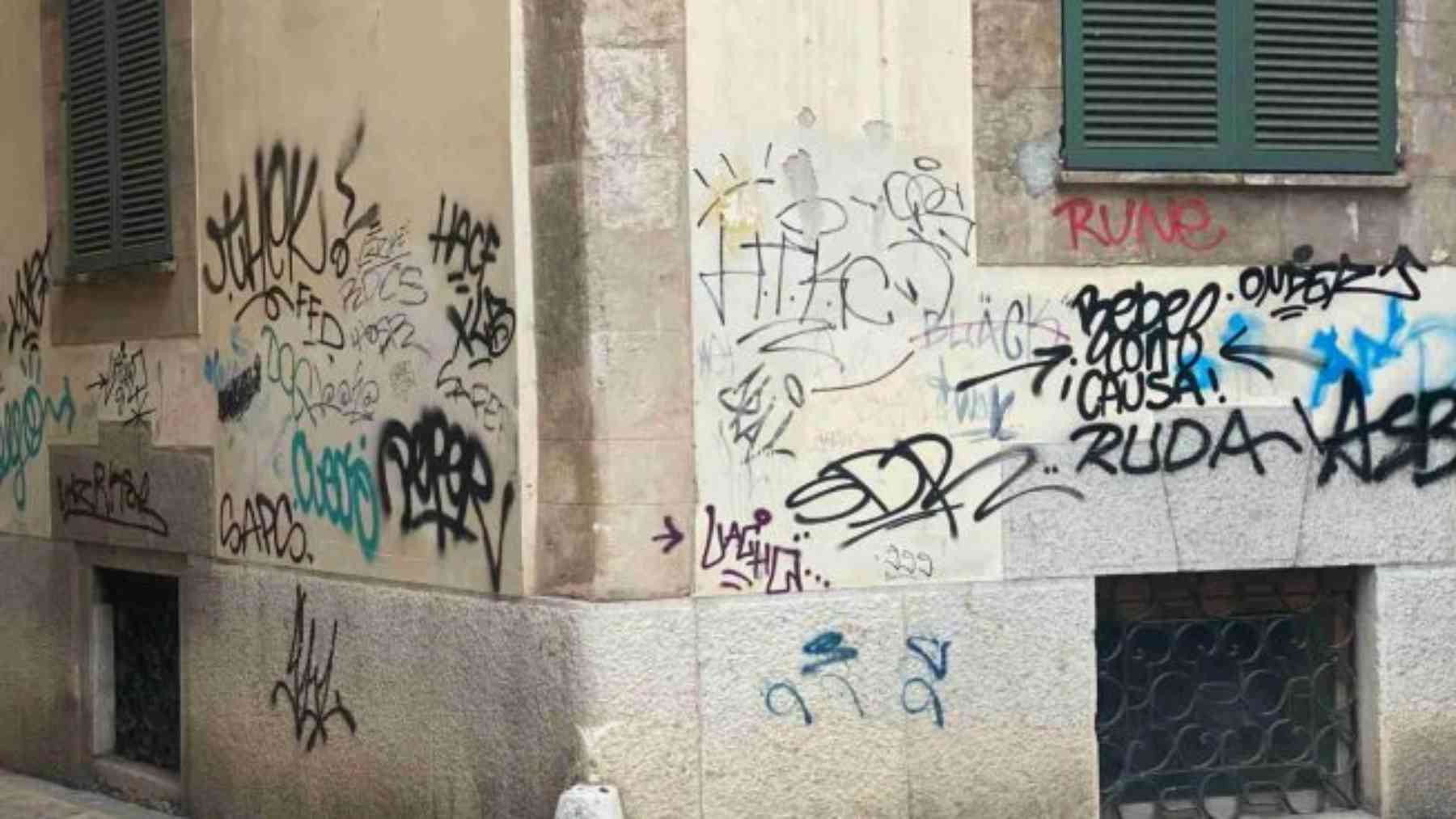 Multa de 600 euros a un grafitero pillado ‘in fraganti’ en la plaza del Cardenal Reig de Palma
