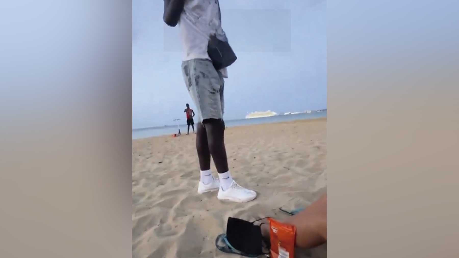 Joven chica española se ve obligada a huir de una playa de Mallorca debido al acoso constante de inmigrantes africanos