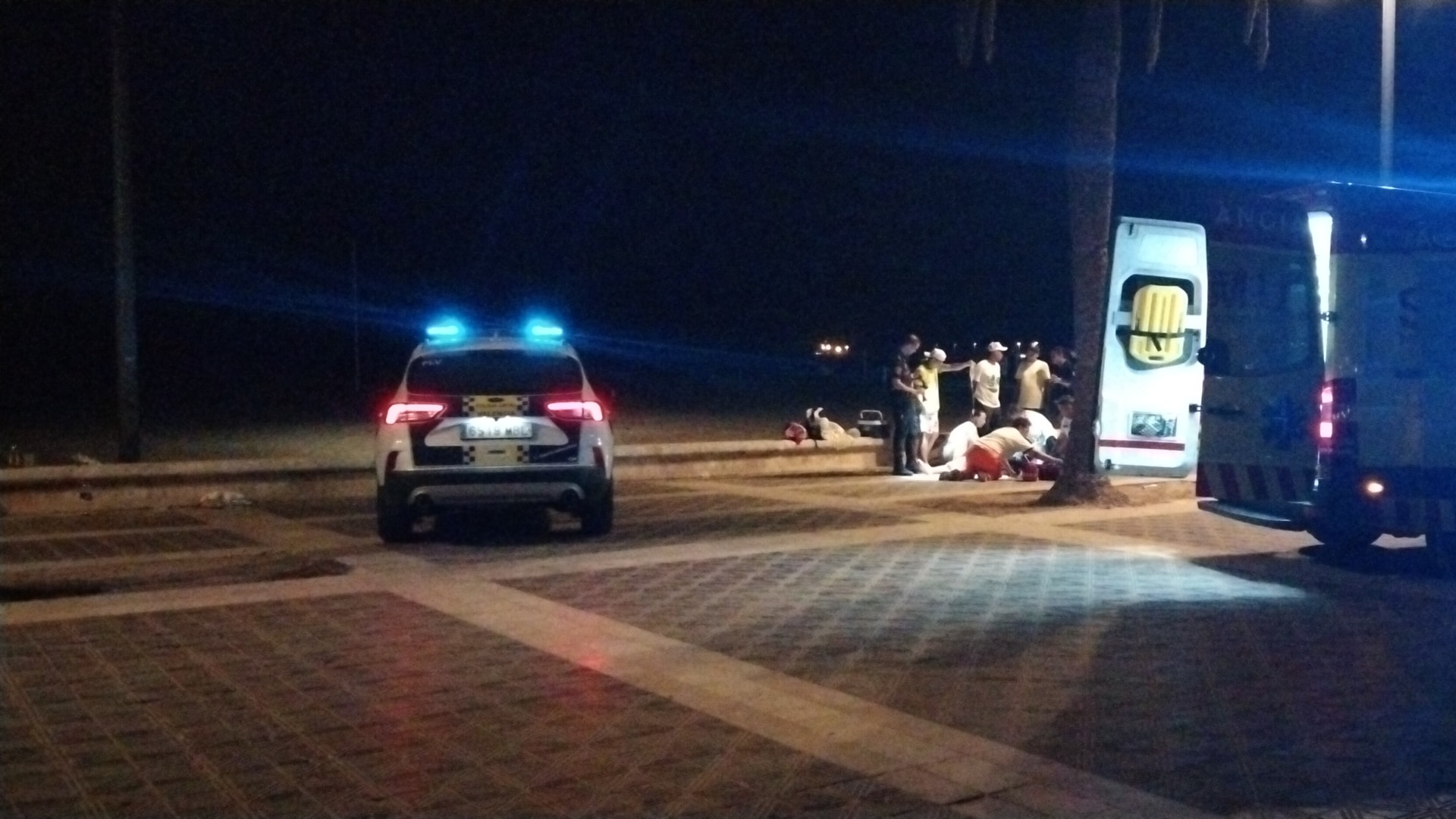 Hospitalizado un joven tras sufrir una extraña picadura cuando se bañaba de noche en la Malvarrosa