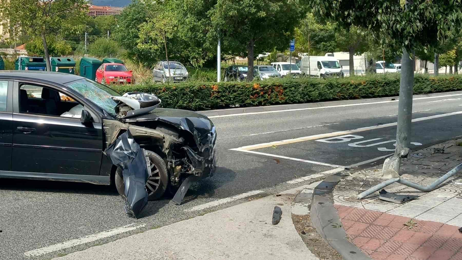 Termina en el hospital tras empotrarse contra una farola en Pamplona y reventar el alcoholímetro