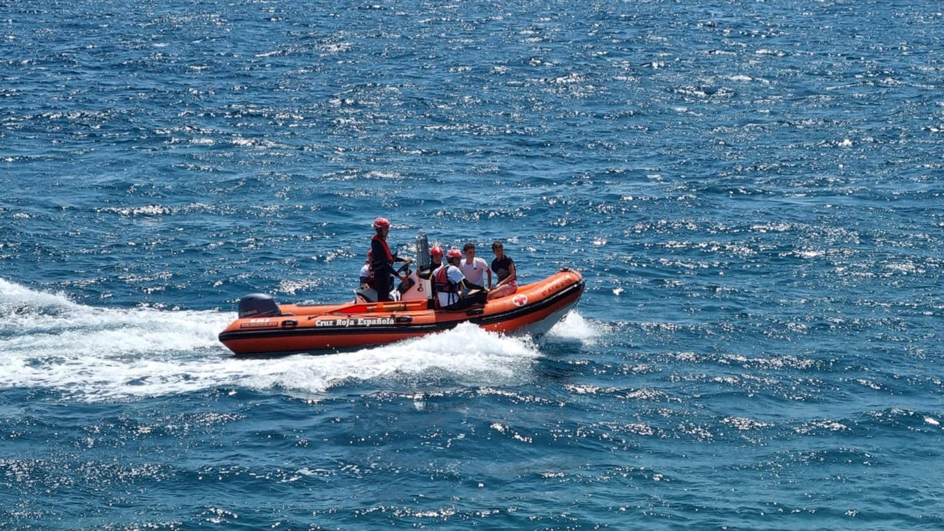 Rescatan a seis personas antes de que se hundiera su embarcación en Xàbia