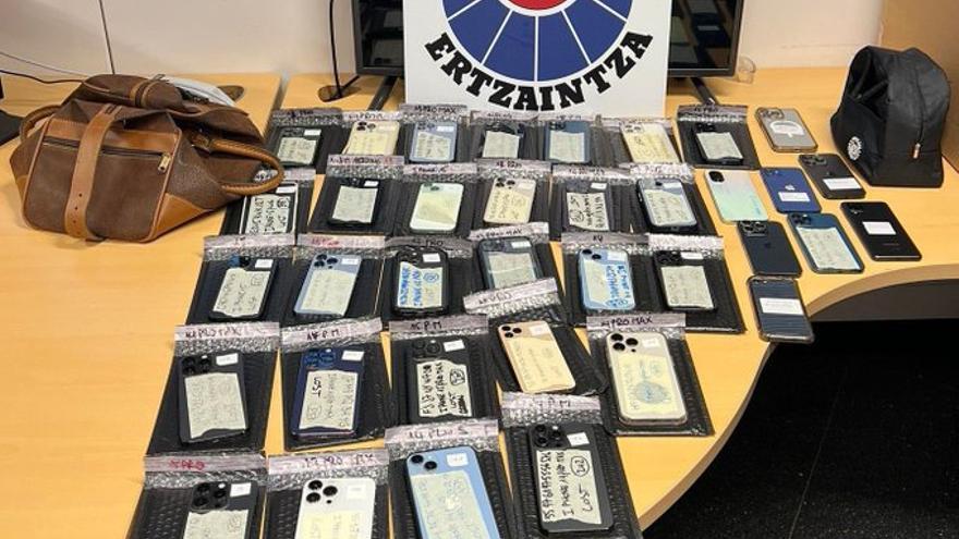 Tres personas detenidas por robos de móviles en Donostia
