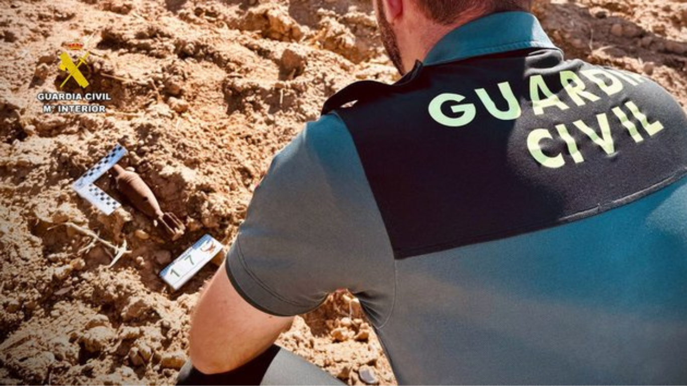 La Guardia Civil desactiva una granada de mortero de la Guerra Civil en Badajoz