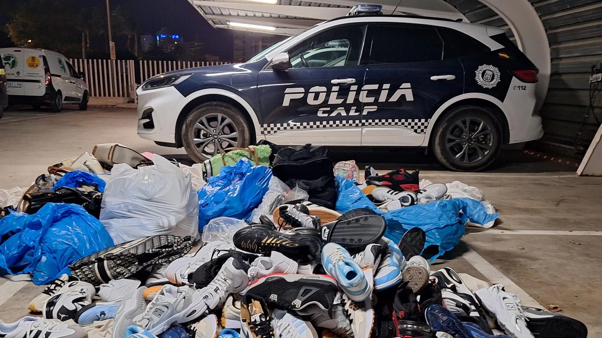 La Policía Local de Calpe intensifica la lucha contra la venta ilegal en los paseos marítimos