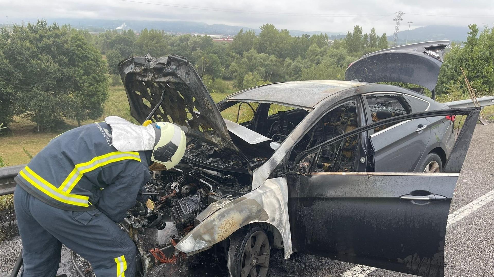 Arde un coche en la AS-II, a la altura de Pruvia