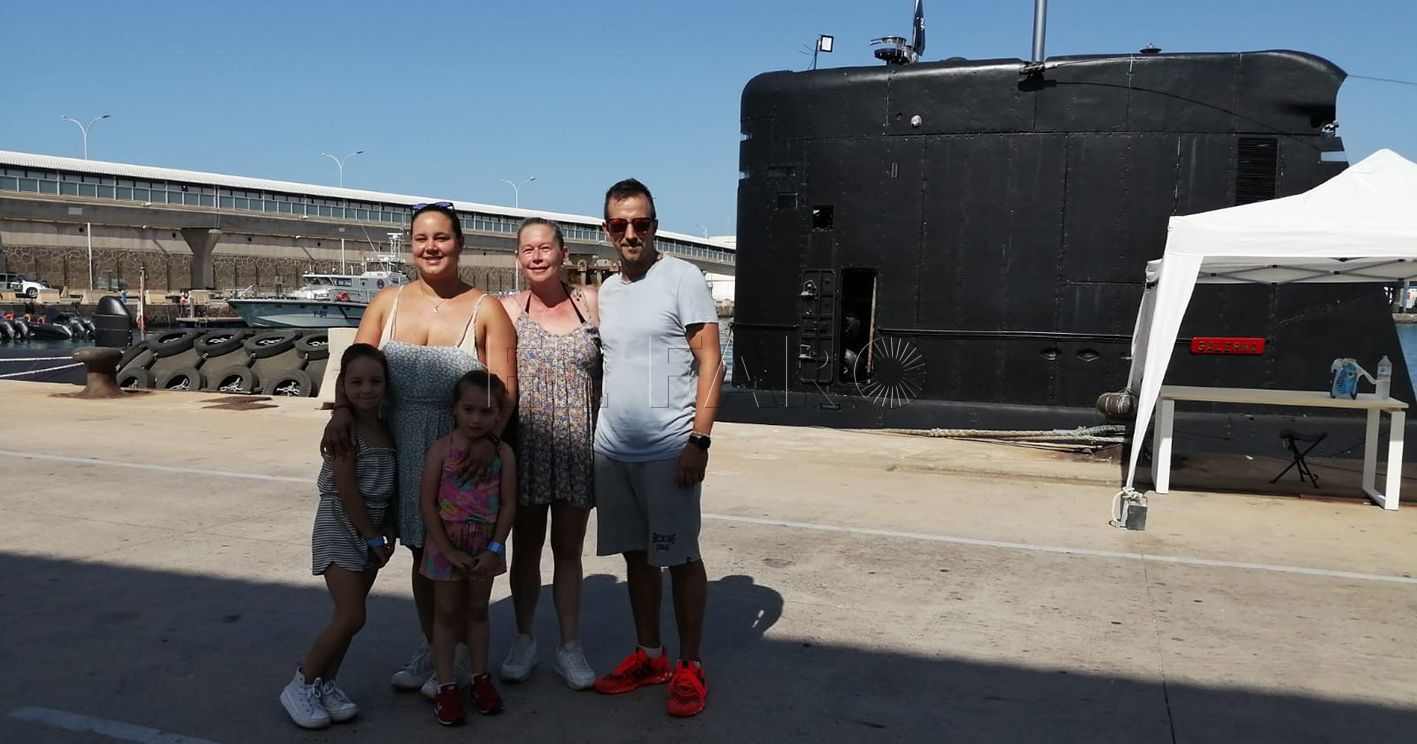 Centenares de ciudadanos disfrutan de la visita al submarino Galerna en el Puerto de Melilla