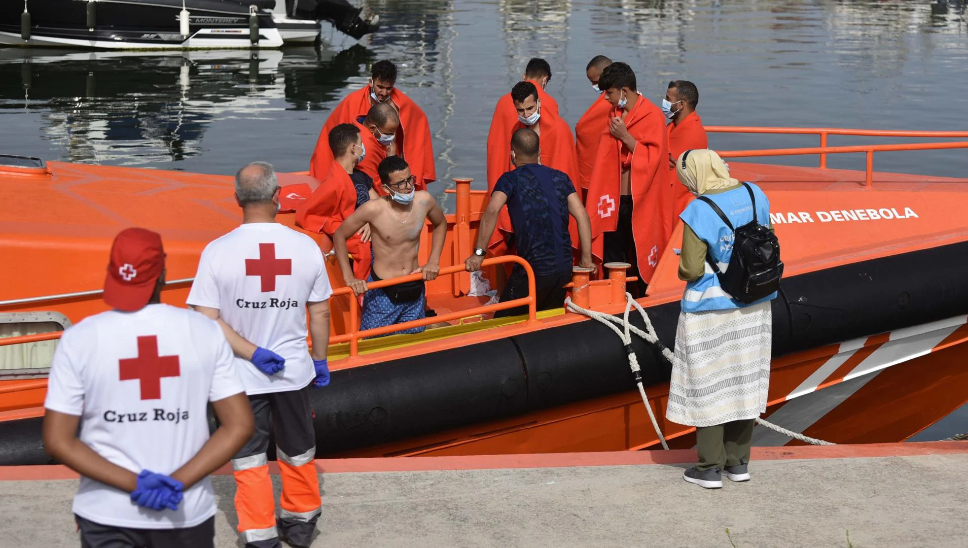 Rescatan a 22 personas llegadas en patera a las costas de Alicante