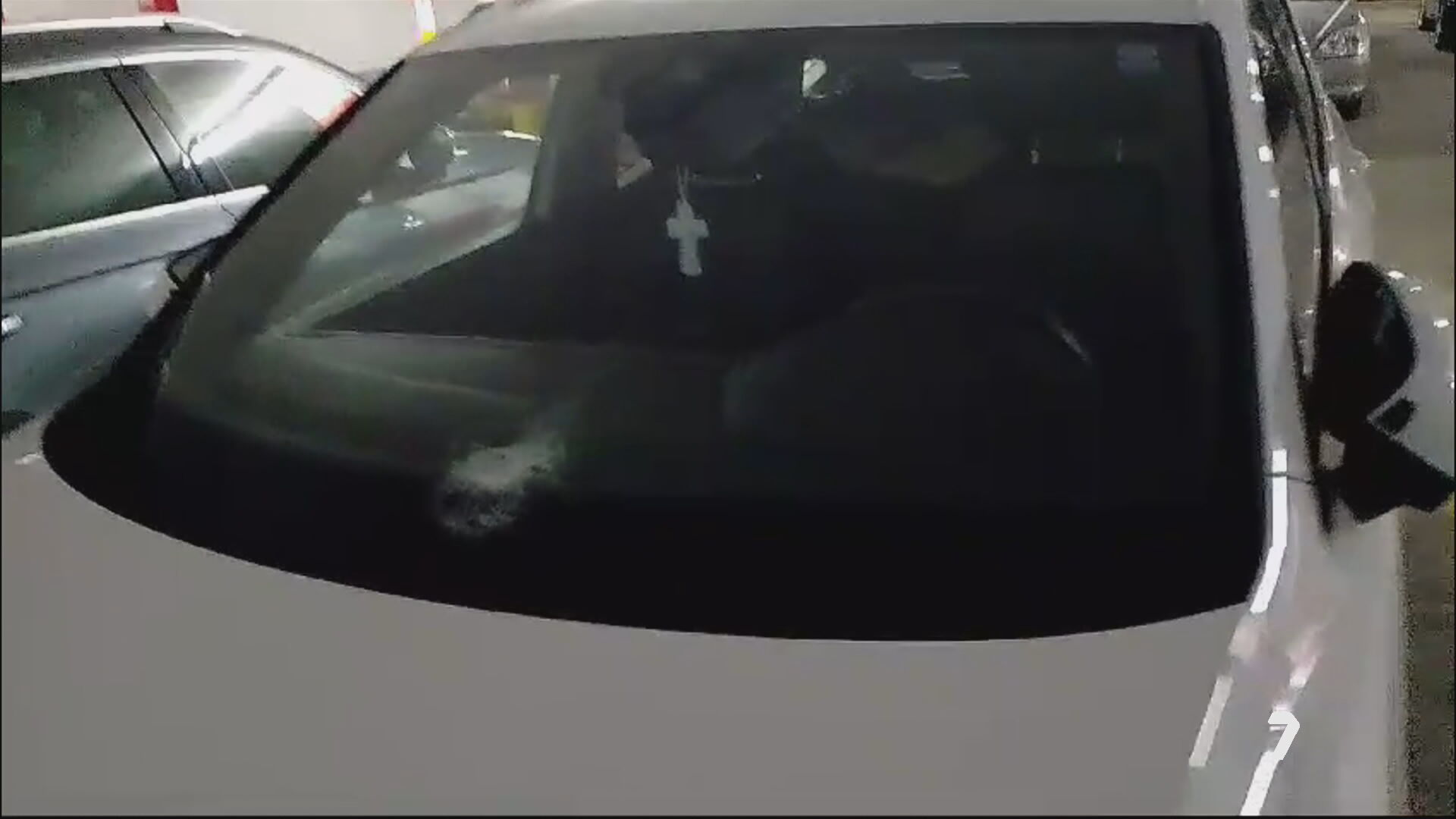 Lazan una piedra al coche de una familia con niños en la autovía de La Manga