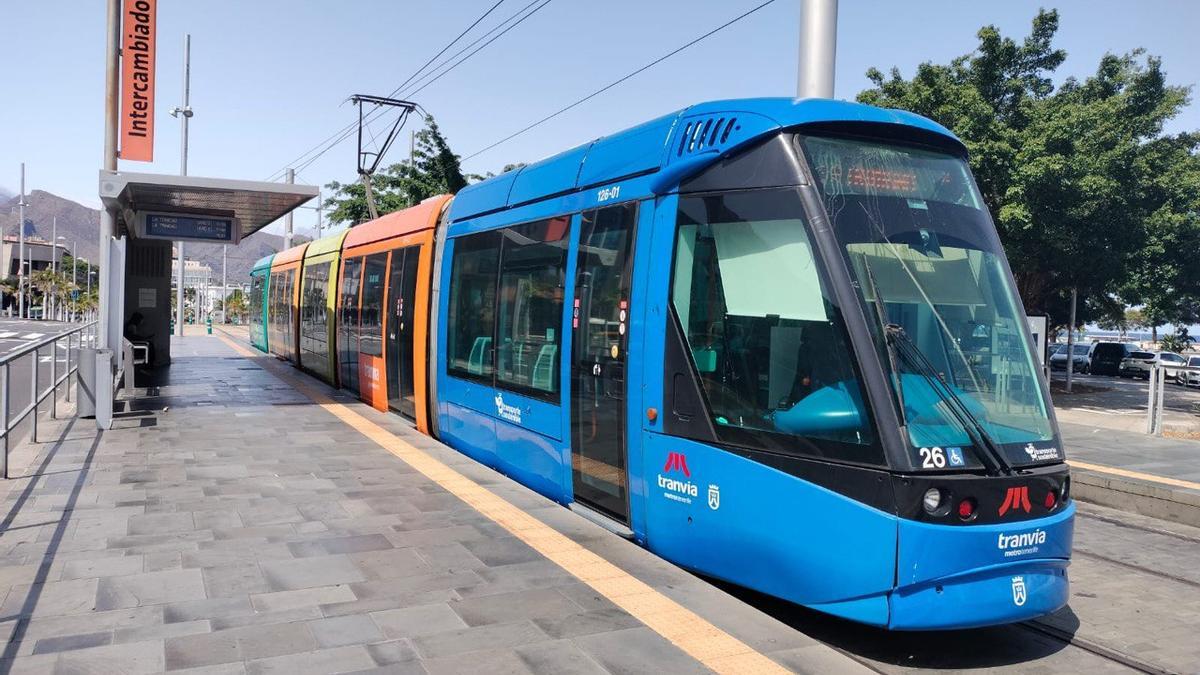 Tranvía de Tenerife, en una de sus paradas.