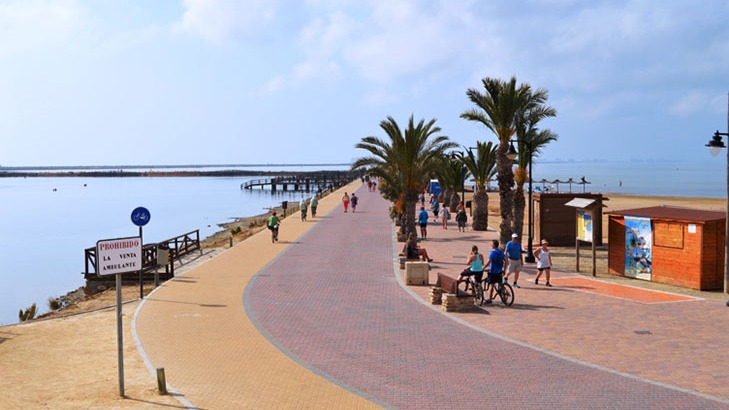 Fallece una mujer mientras se bañaba en la playa de la Mota en Lo Pagán