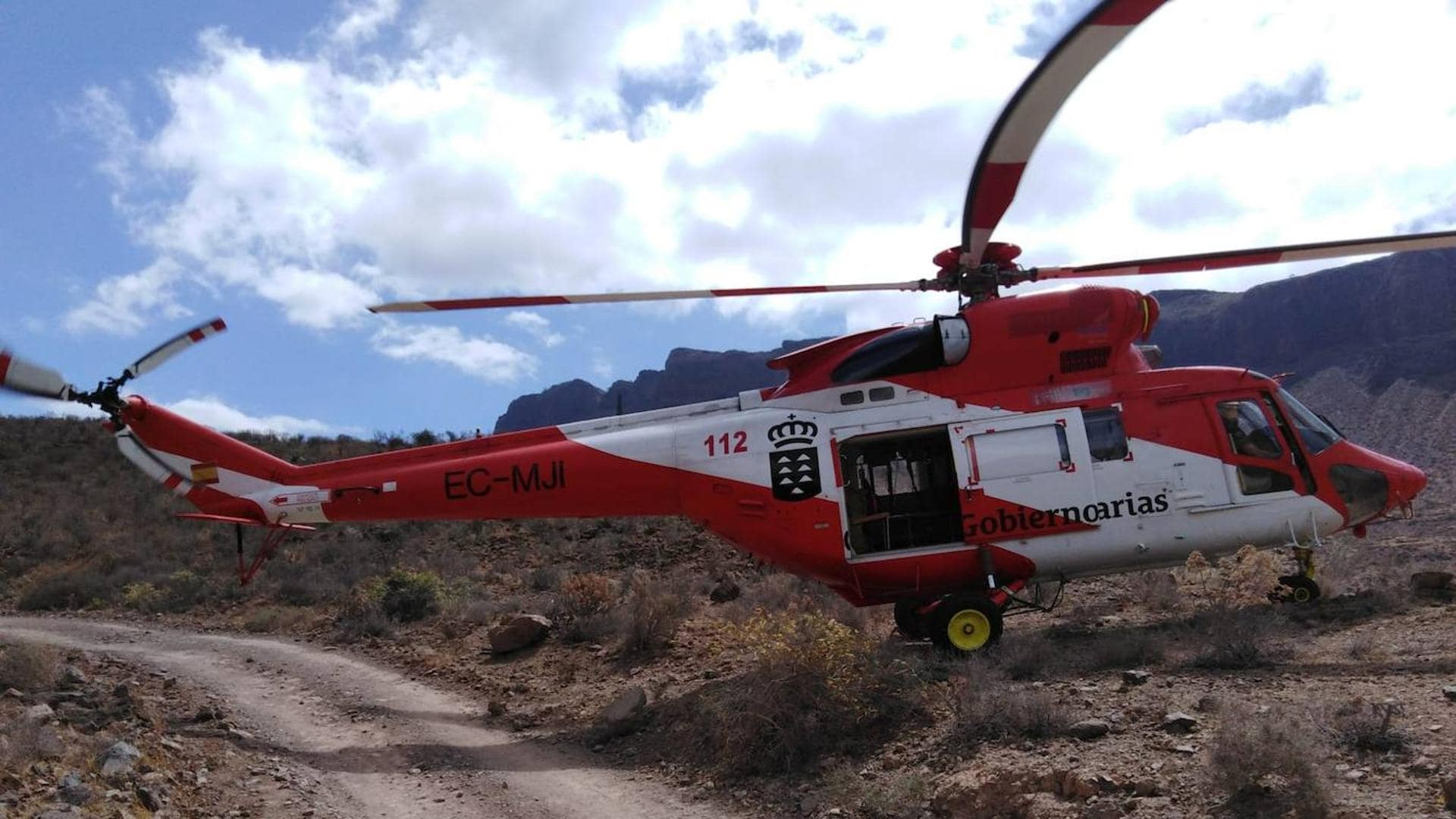 El helicóptero rescata a una mujer que se cayó mientras hacia senderismo en Agaete