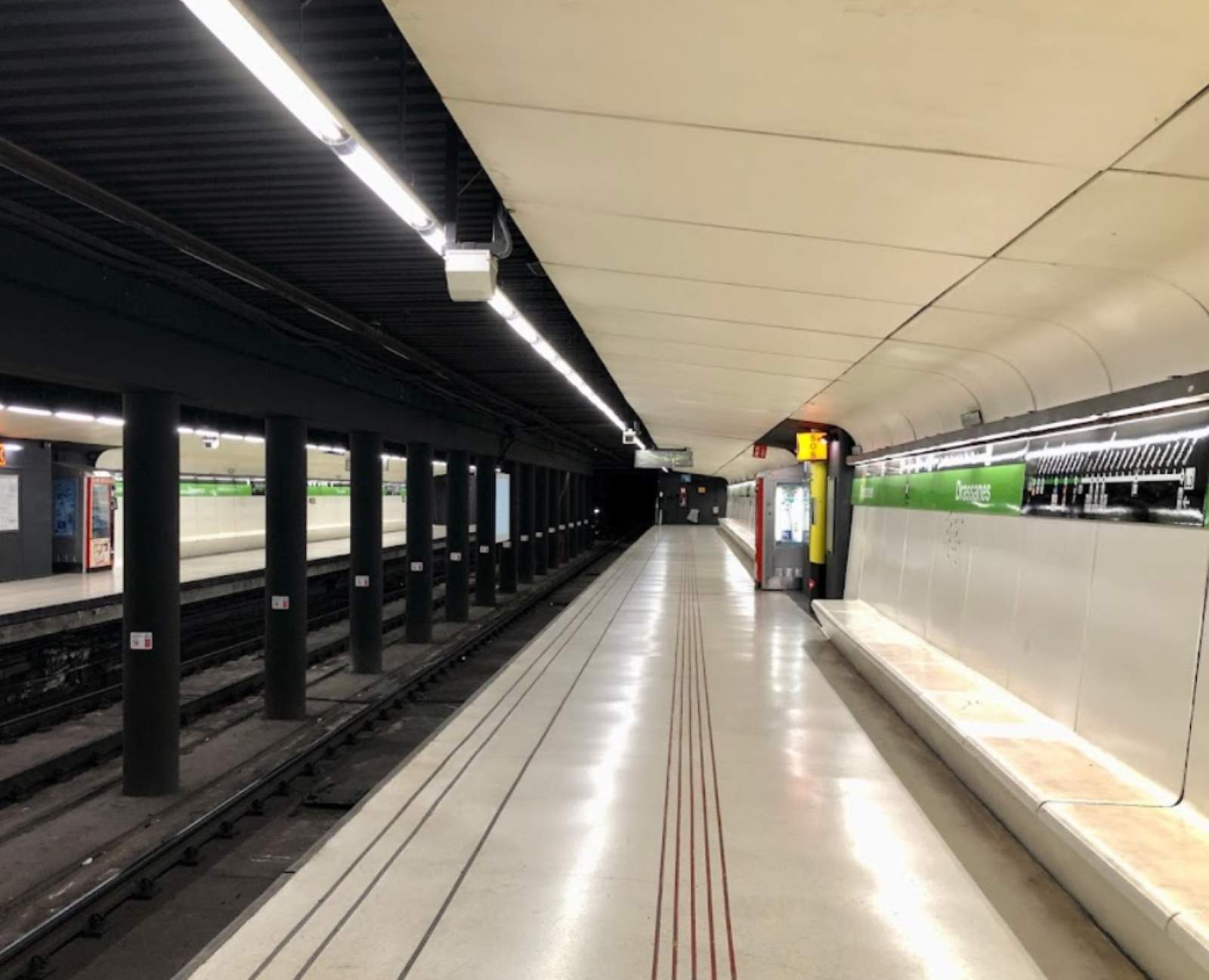 Nuevo episodio de violencia en el metro de Barcelona: pelea masiva en la estación de Drassanes deja heridos y pone en alerta a las autoridades