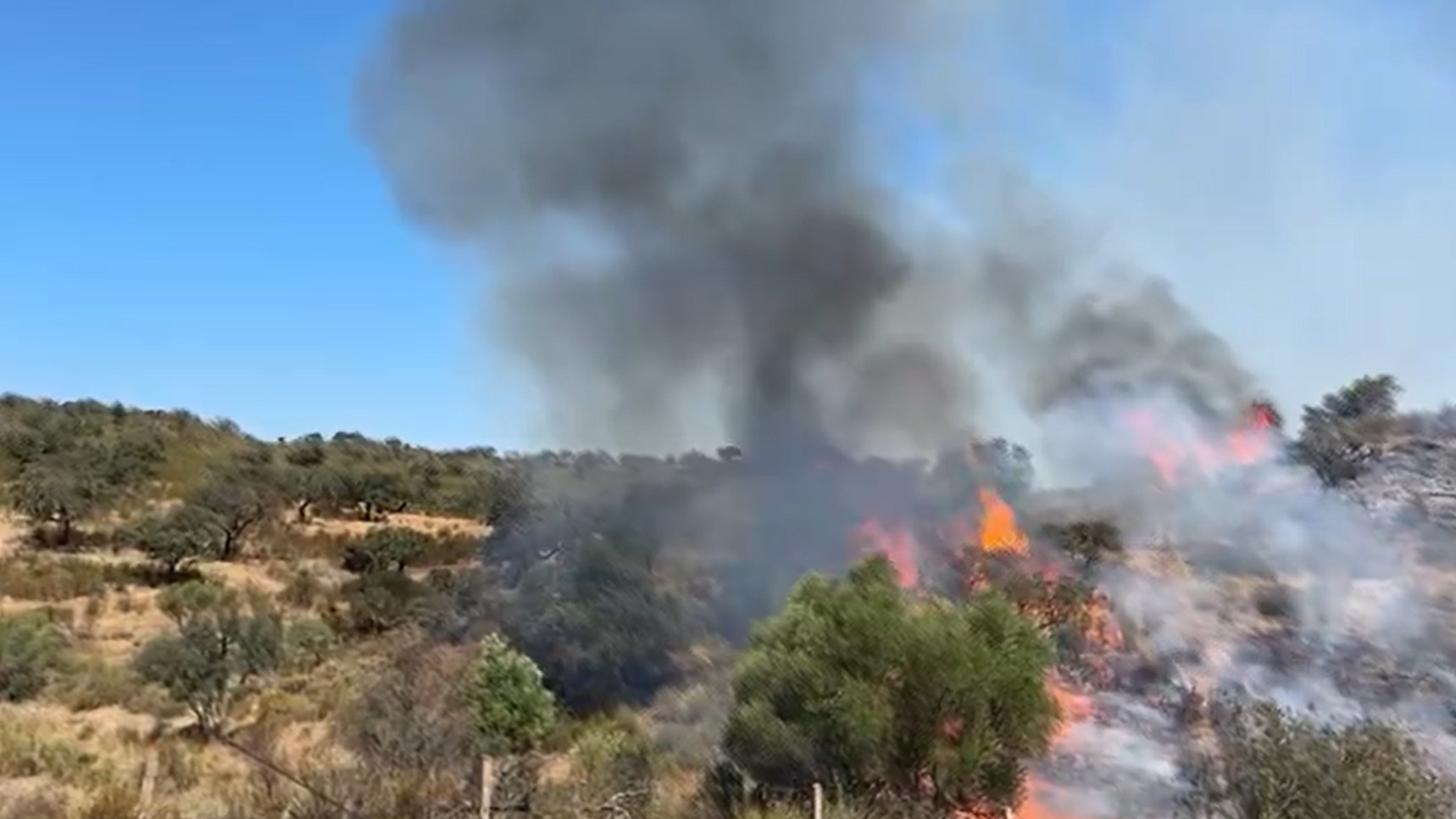 Incendio en San Silvestre de Guzmán: incorporan medios aéreos en el paraje Camino de Barcialonga