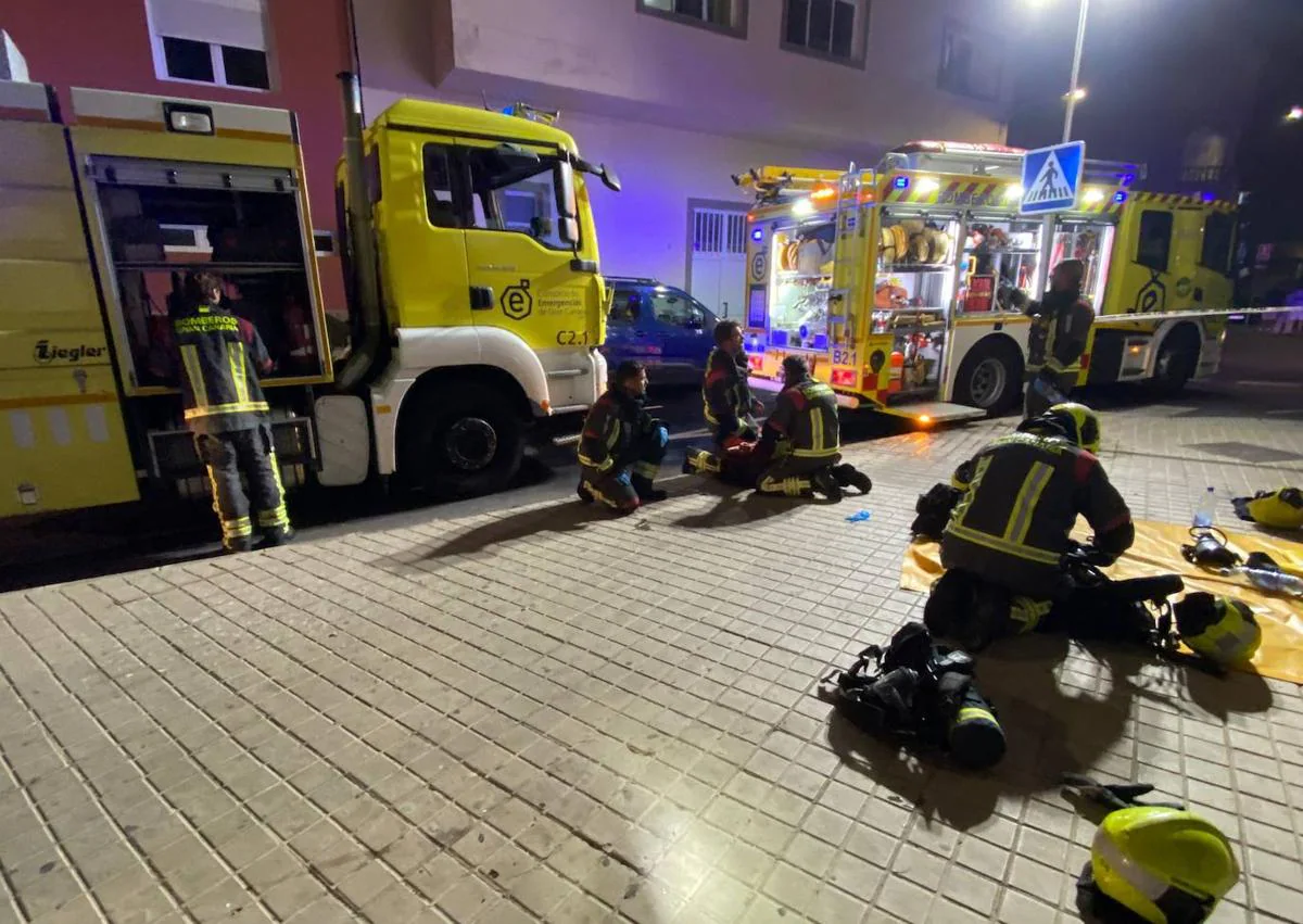 Imagen secundaria 1 - Provoca un incendio en su vivienda y se queda dentro en Santa Lucía de Tirajana