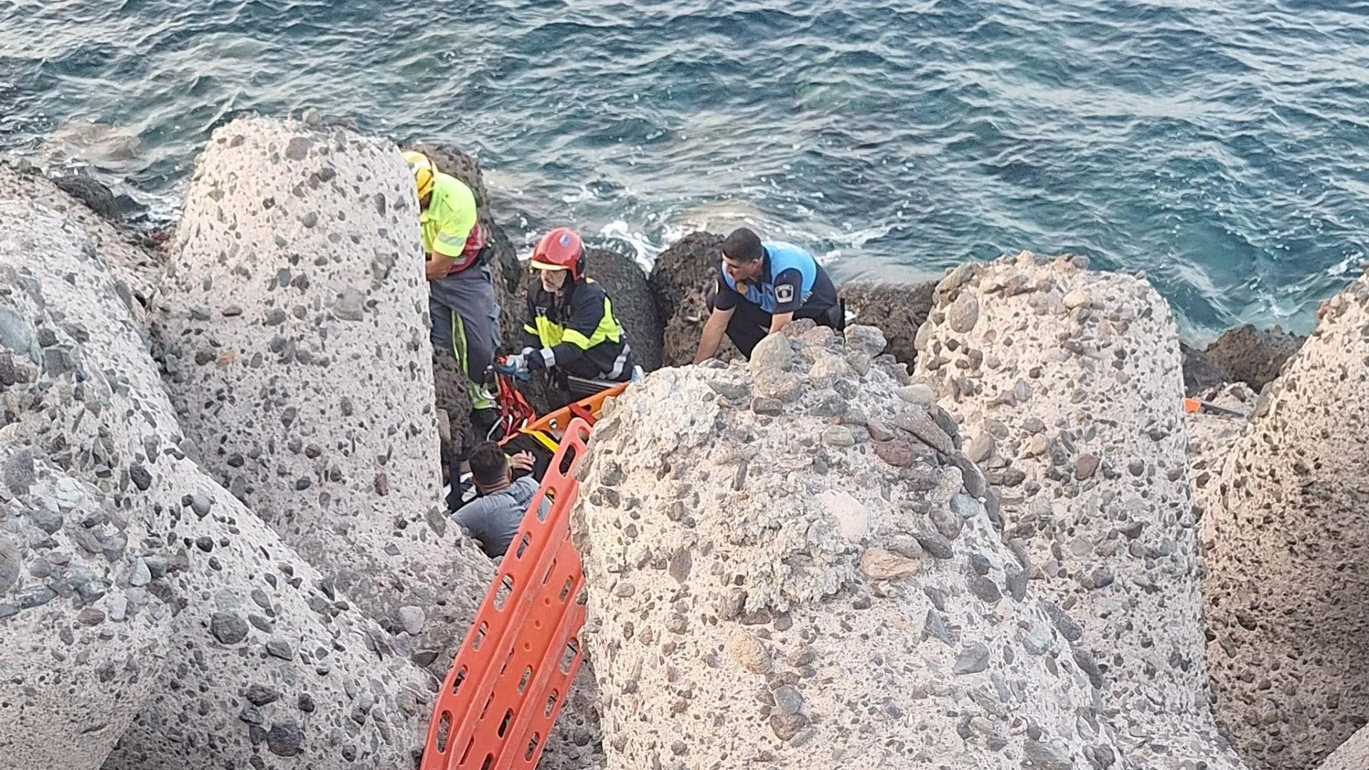 Rescatan a un pescador herido en Mogán