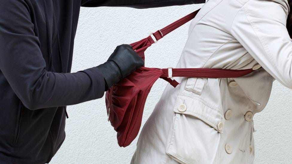 Detenidos dos individuos en Punta Umbría por dar un tirón al bolso de una persona en un supermercado