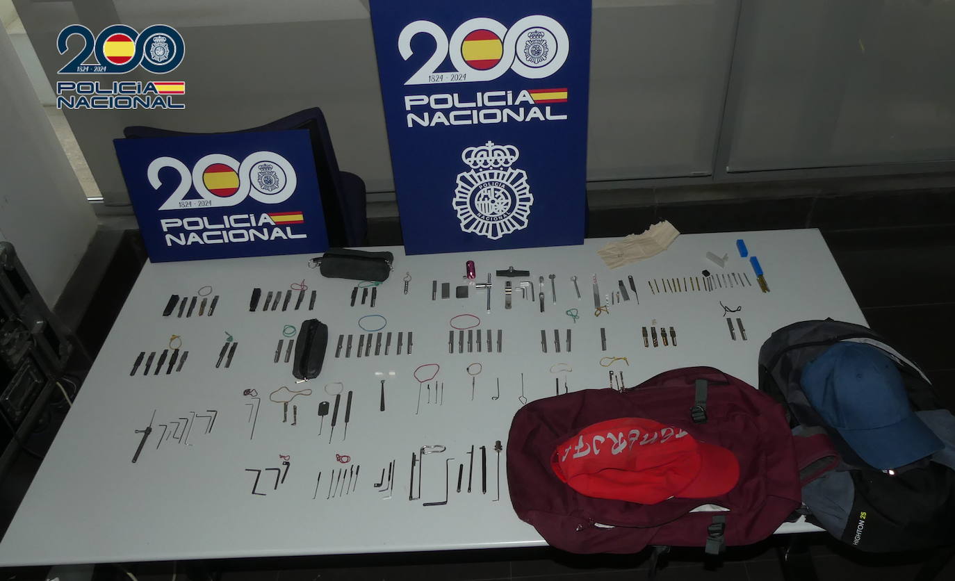Un policía fuera de servicio pilla a dos ladrones intentando robar en una urbanización de la playa de San Juan