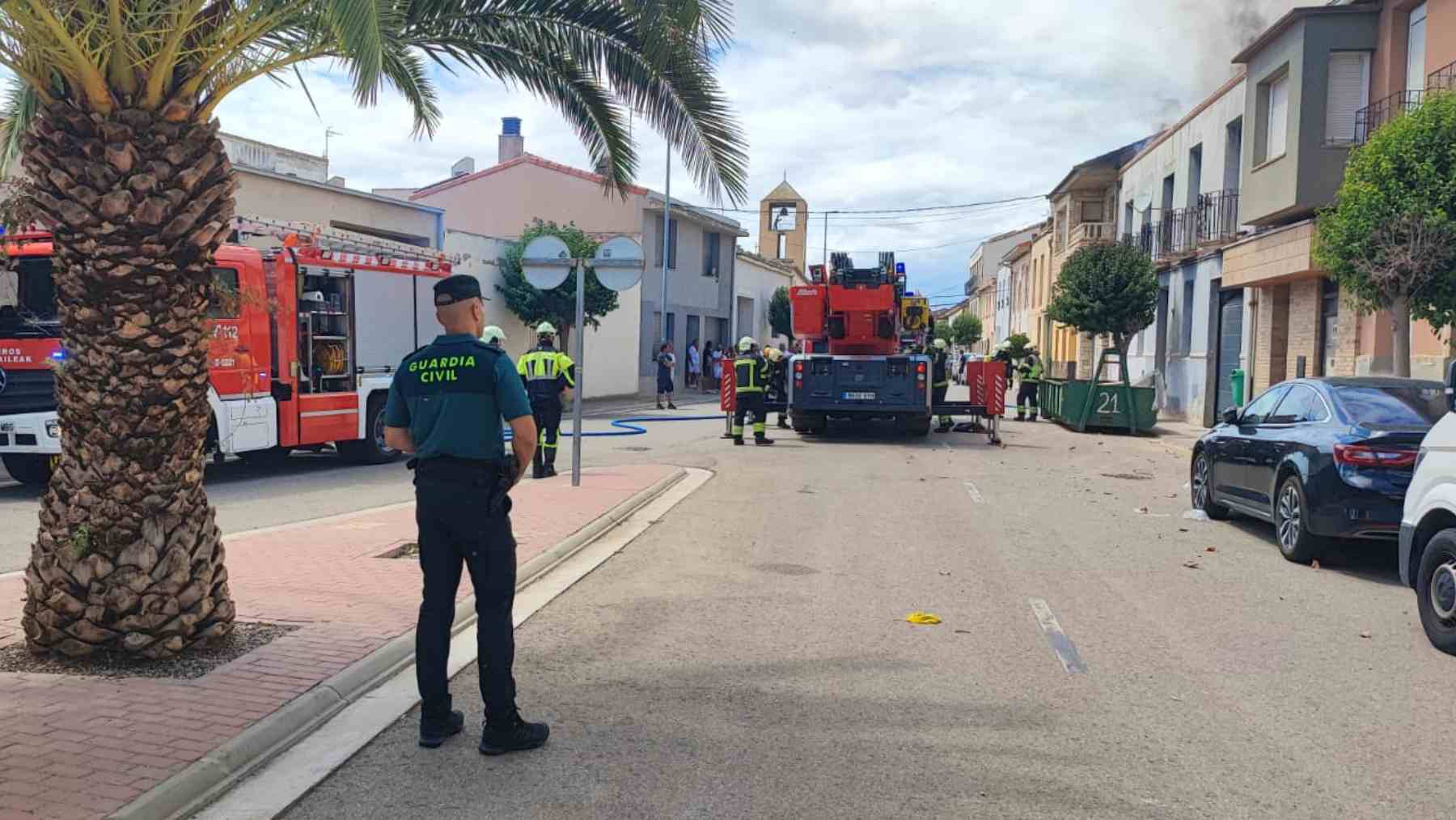 Un incendio en el tejado de un edificio pone en alerta a los vecinos de un pueblo de Navarra