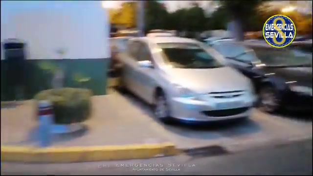 Extinguen un incendio en una vivienda de un bloque del barrio de Parque Alcosa