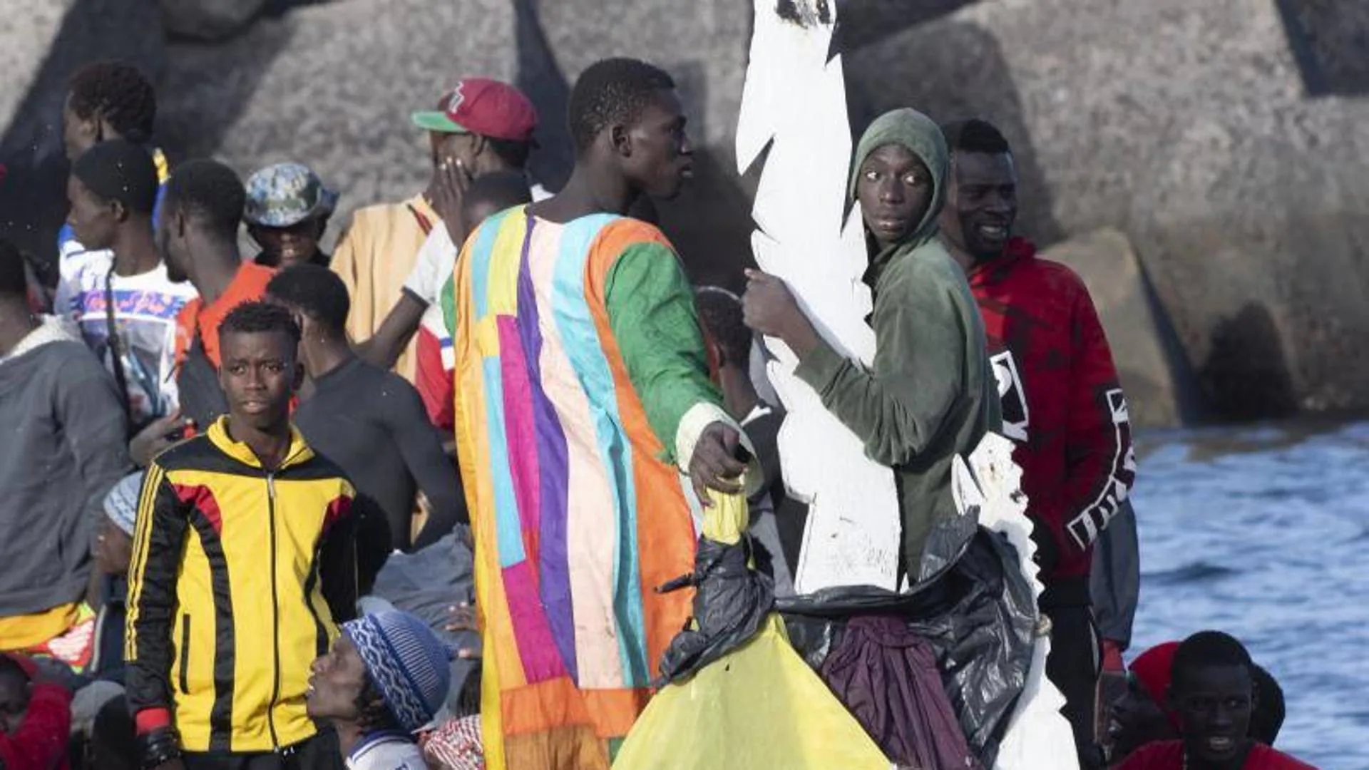 Rescatan a 88 migrantes subsaharianos en un cayuco cerca de El Hierro