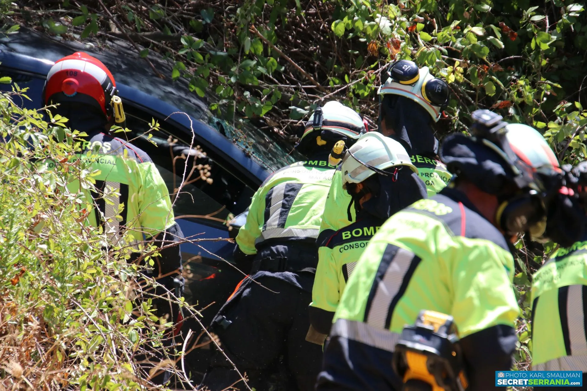 Rescatan a dos personas atrapadas en un vehículo tras caer por un desnivel en Jimera de Líbar