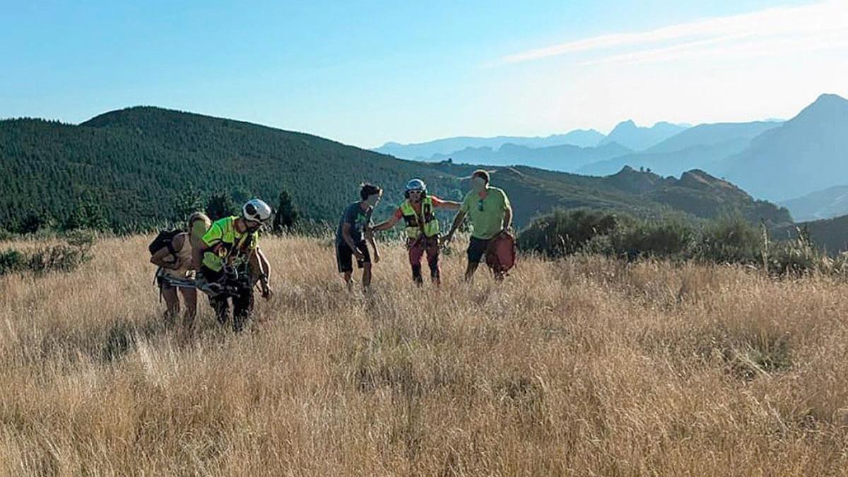 Rescatan a familia de senderistas desorientados en la Sierra de las Murias en Puebla de Lillo