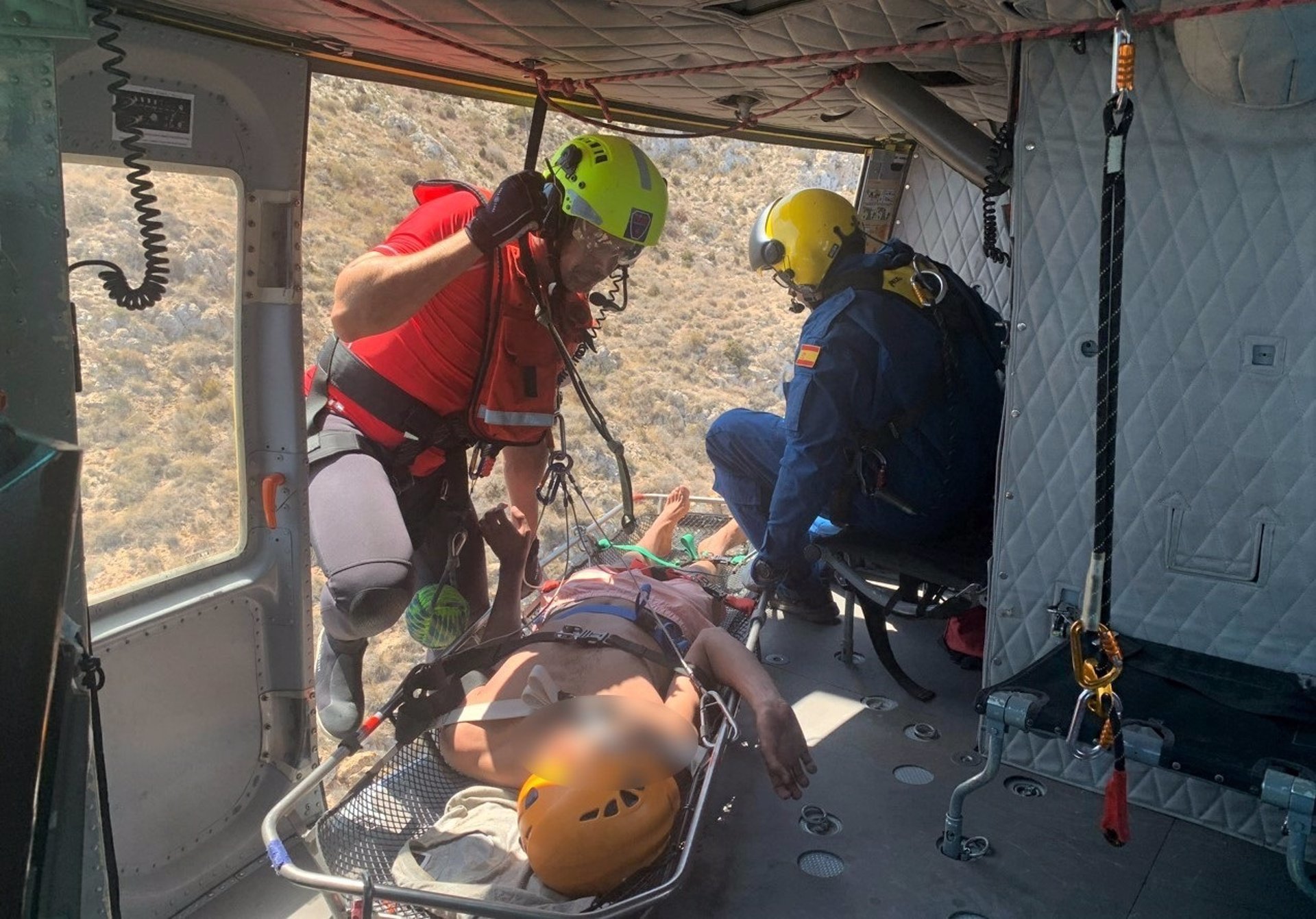 Rescatan con un helicóptero a un inmigrante llegado en patera a Cabo Cope, en Águilas