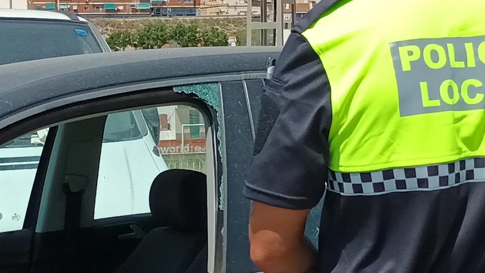 Rescatan a un bebé atrapado a más de 40 grados dentro de un coche en Elda