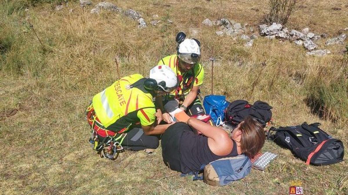 Un momento del rescate y la primera intervención médica de la senderista herida.