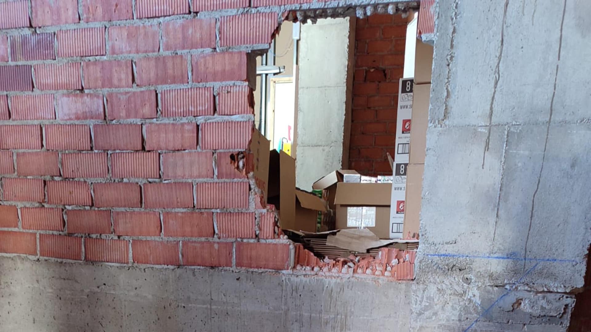 Roban gran cantidad de cigarrillos electrónicos de un estanco de Churriana por el método del butrón