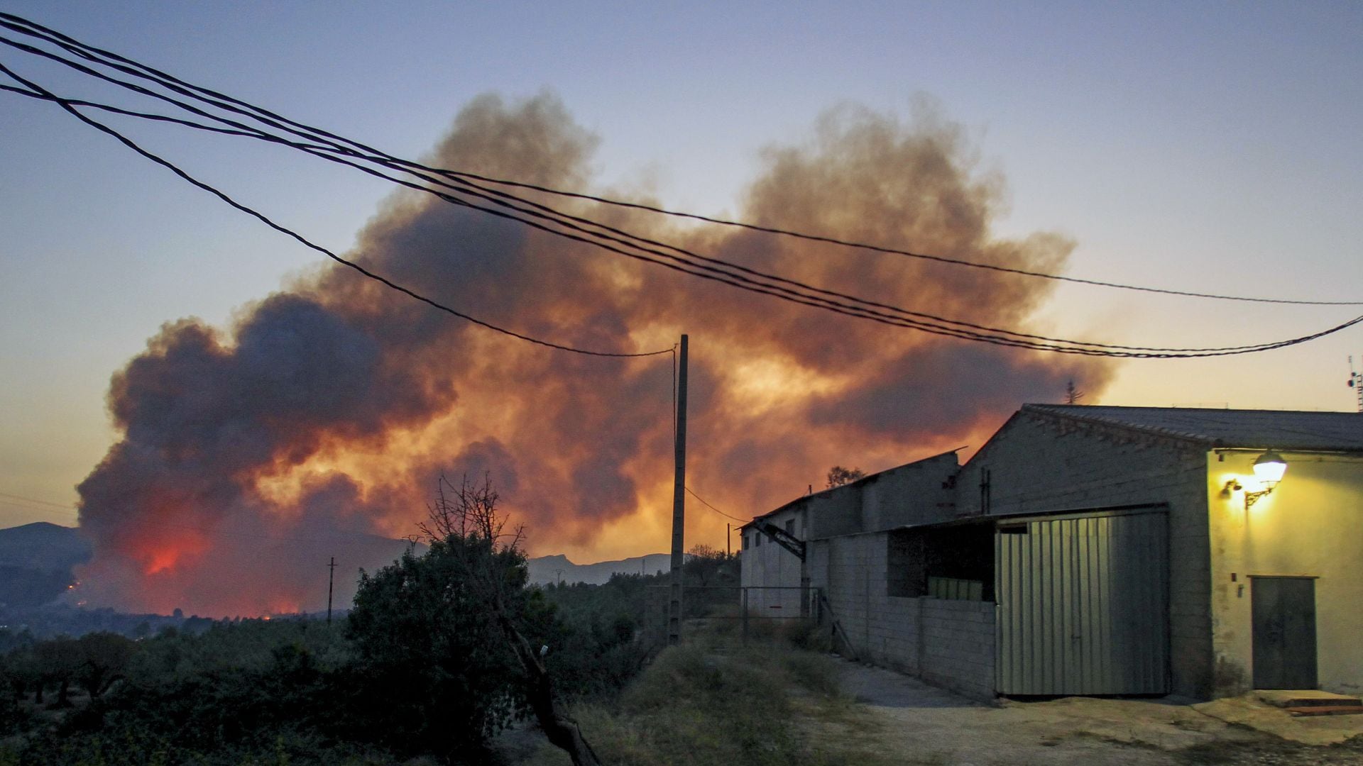 Dos incendios forestales se declaran en Requena y Pedralba