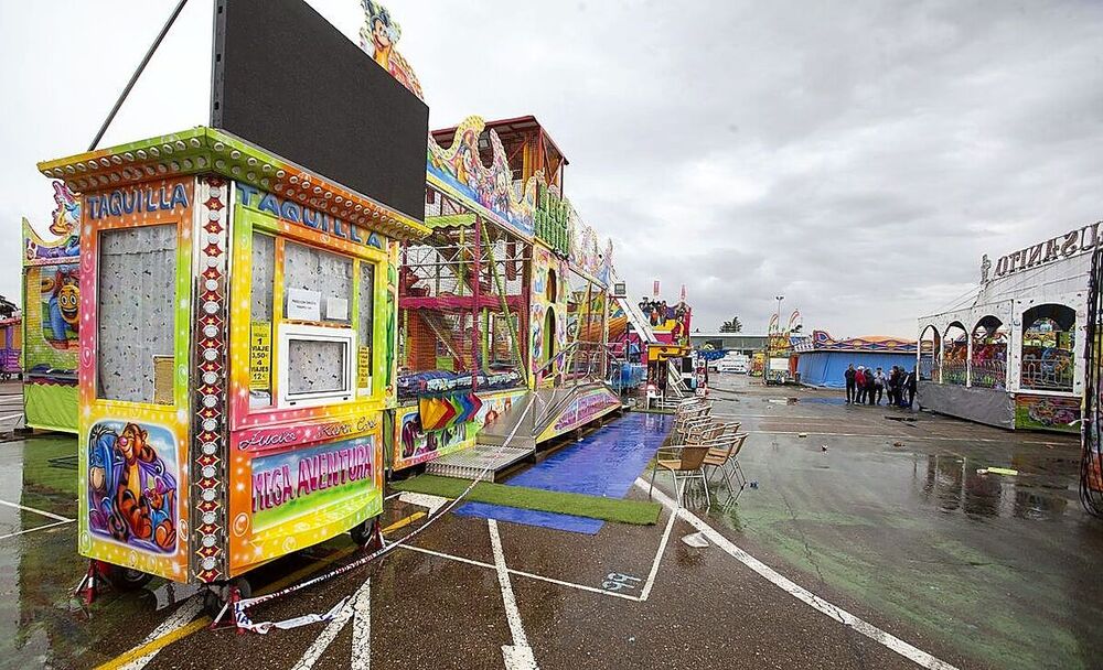Retiradas las seis atracciones de los feriantes de la reyerta