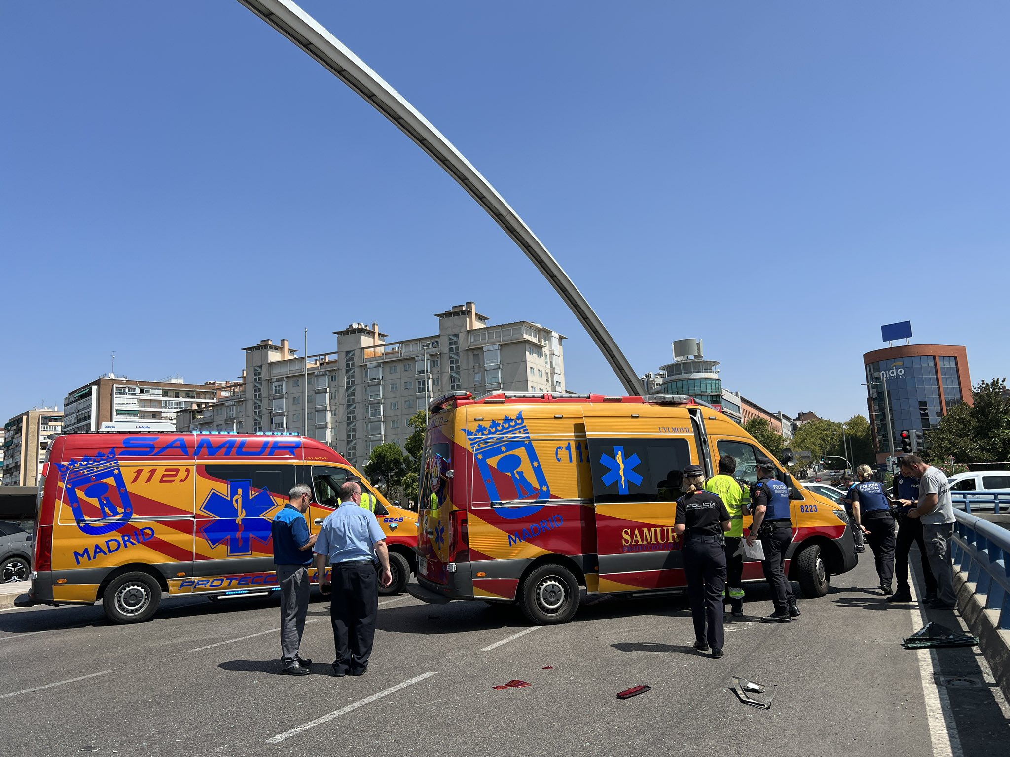 Seis personas heridas por la colisión de un autobús de la EMT y un coche en Puente de Ventas
