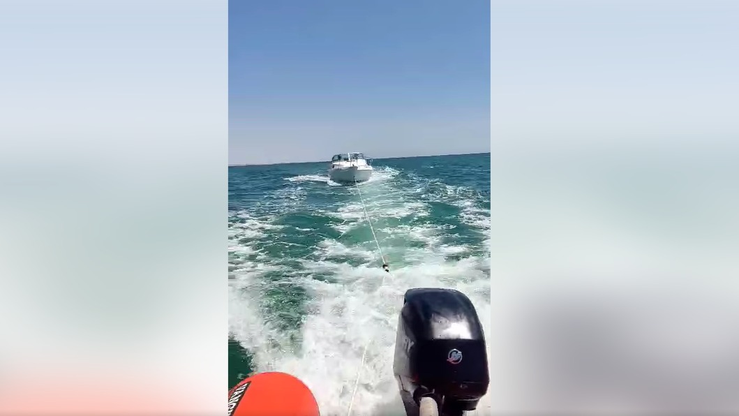 Vídeo | Así han rescatado los socorristas a una embarcación en Matalascañas