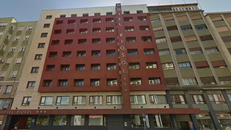Muere un matrimonio tras precipitarse desde la sexta planta de un hotel en el centro de León
