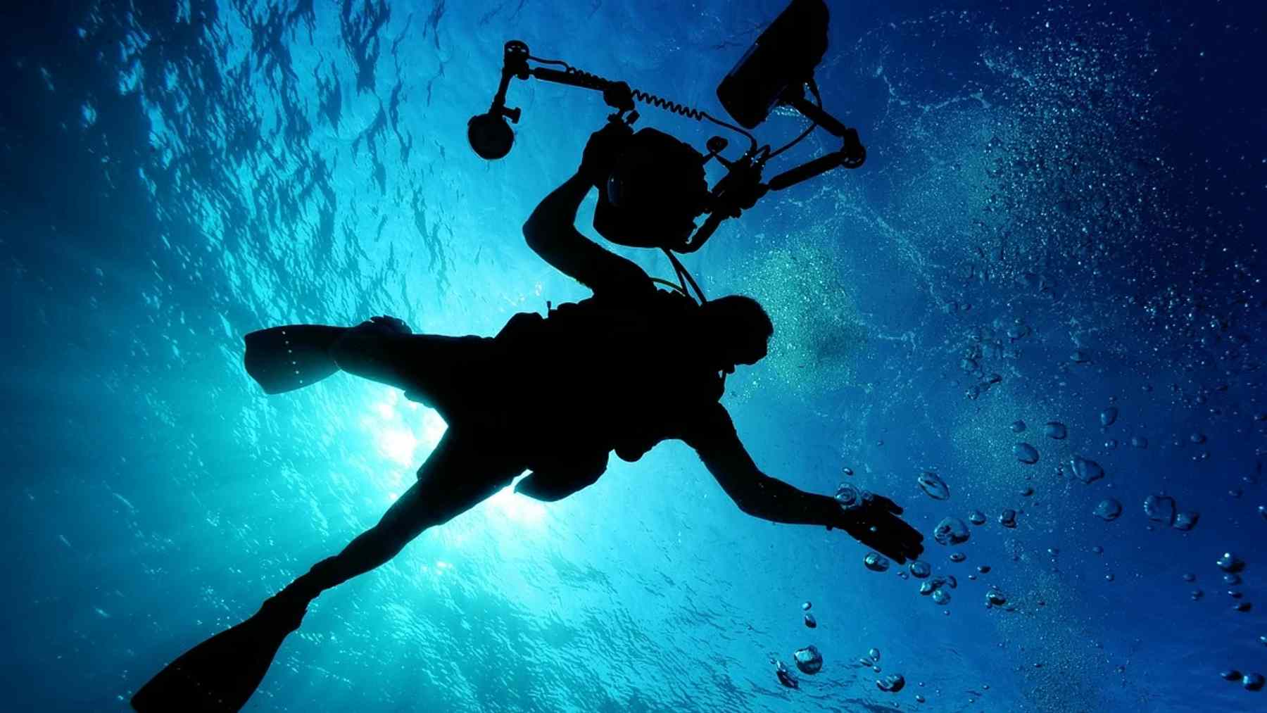 Un joven muere practicando pesca submarina y un niño muy grave tras ahogarse en una piscina en Mallorca